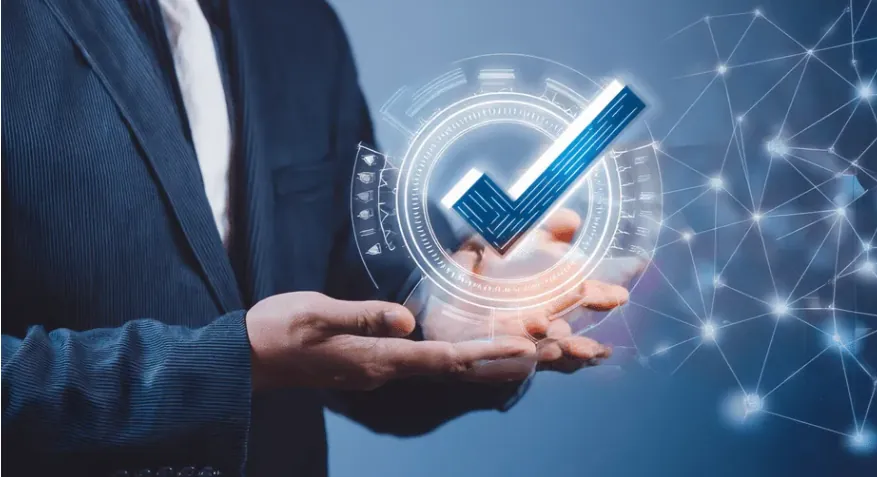 Ejecutivo con interfaz digital de validación