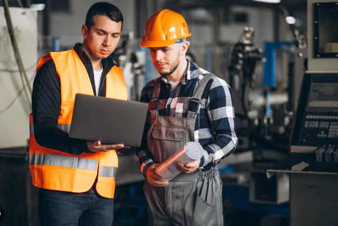 Supervisores capacitándose en planta